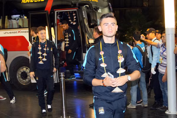 Dàn sao Man City chính thức đặt chân tới Hà Nội ảnh 1