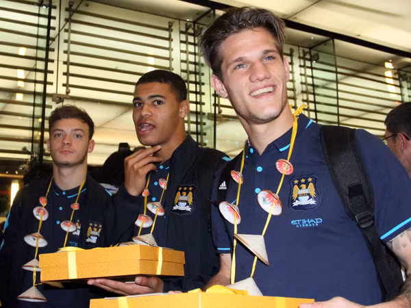 Dàn sao Man City chính thức đặt chân tới Hà Nội ảnh 9