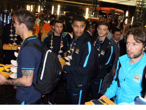 Dàn sao Man City chính thức đặt chân tới Hà Nội ảnh 4