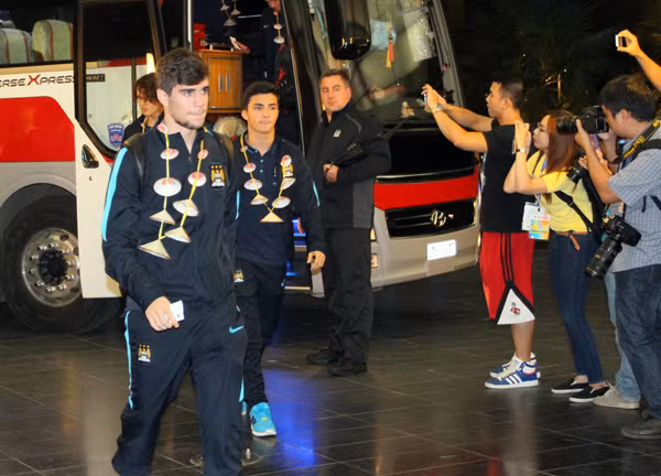 Dàn sao Man City chính thức đặt chân tới Hà Nội ảnh 6
