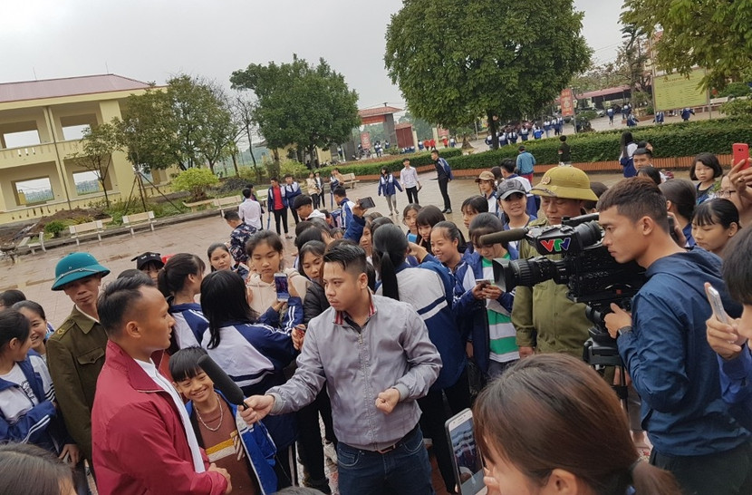 Tiền vệ Trọng Hoàng gây sốt trong chuyến đi truyền cảm hứng ở Phú Thọ ảnh 2