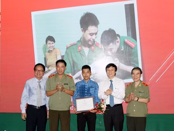 Sức hút ở triển lãm ảnh "Công an Hà Nội vì nhân dân phục vụ - Vì Thủ đô bình yên" ảnh 4