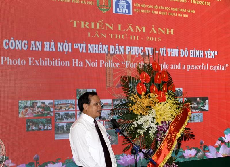 Sức hút ở triển lãm ảnh "Công an Hà Nội vì nhân dân phục vụ - Vì Thủ đô bình yên" ảnh 2