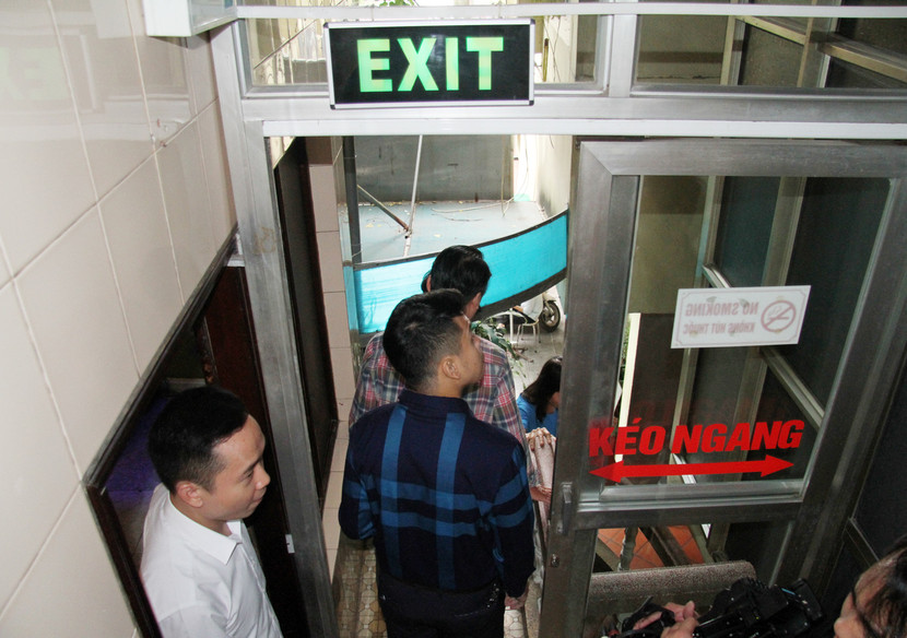 Bắt đầu kiểm tra đột xuất một loạt cơ sở karaoke, bar, vũ trường ở Hà Nội ảnh 5