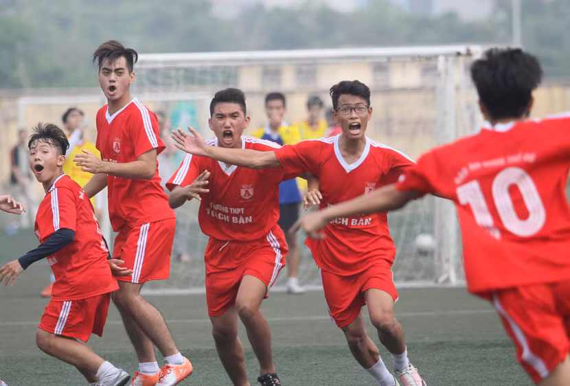 Màn ngược dòng ngoạn mục đưa "tân binh" THPT Thạch Bàn vào bán kết ảnh 5