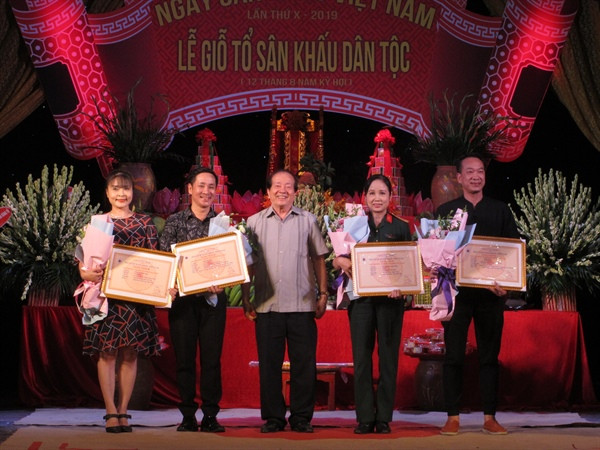 Các nghệ sỹ nổi tiếng phía Bắc hội ngộ trong ngày giỗ tổ nghề sân khấu ảnh 2