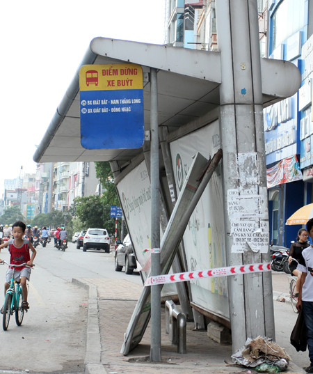 Đường phố Hà Nội một ngày sau giông lốc kinh hoàng ảnh 7