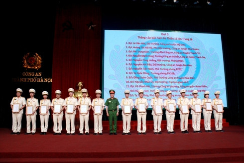 Hơn 6.500 CBCS CATP Hà Nội được thăng cấp bậc hàm, nâng lương năm 2019 ảnh 3 Hơn 6.500 CBCS CATP Hà Nội được thăng cấp bậc hàm, nâng lương năm 2019 ảnh 3