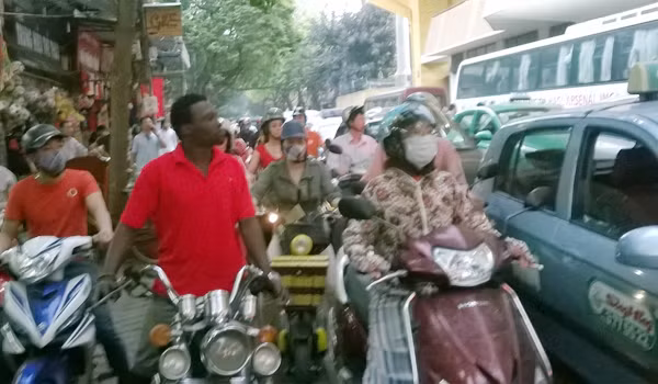 “Cắn răng” gửi xe với giá “cắt cổ” để vào xem Công Phượng, Tuấn Anh... ảnh 1