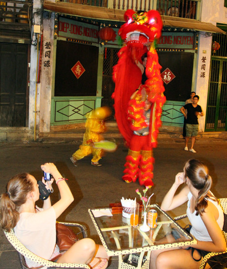 Lung linh sắc đèn lồng, phố cổ Hội An chờ đón Trung thu ảnh 14 Lung linh sắc đèn lồng, phố cổ Hội An chờ đón Trung thu ảnh 14