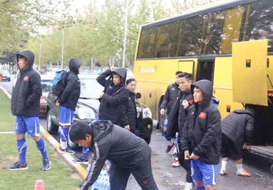 Tuyển Việt Nam tươi cười luyện tập dưới giá lạnh ở Iran ảnh 1