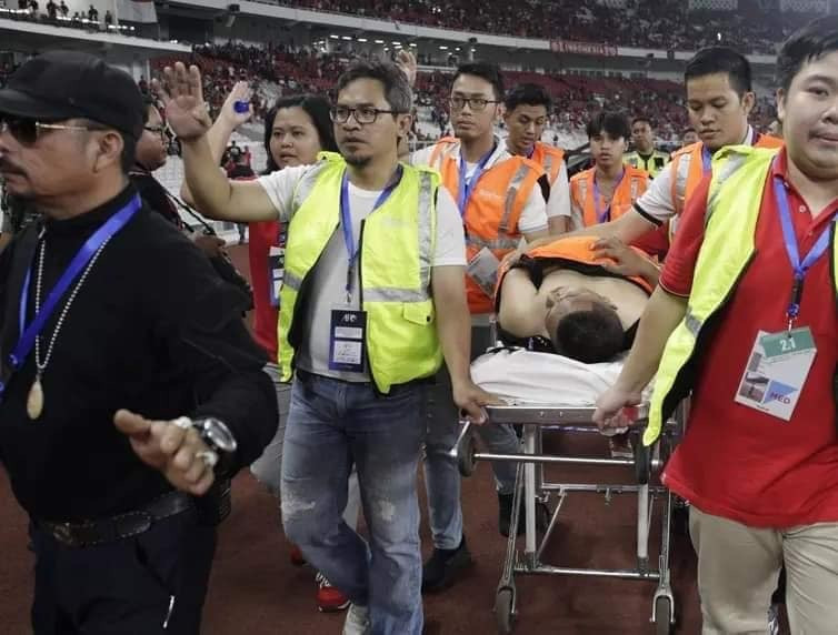 Cổ động viên Indonesia làm loạn, cầu thủ Malaysia rời "chảo lửa" Bung Karno bằng xe bọc thép ảnh 4