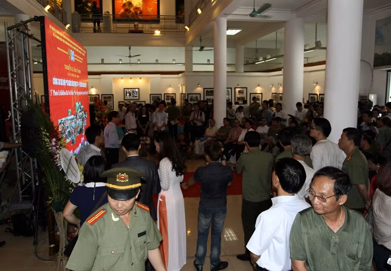 Sức hút ở triển lãm ảnh "Công an Hà Nội vì nhân dân phục vụ - Vì Thủ đô bình yên" ảnh 7