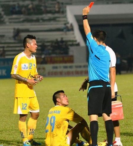 Hậu vệ Văn Nam mùa thứ 2 liên tiếp bị treo giò hết giải ảnh 1