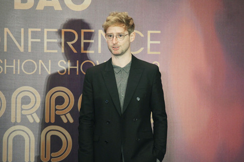 Nhà thiết kế nổi tiếng thế giới "bắt tay" với thời trang Việt ảnh 1 Nhà thiết kế nổi tiếng thế giới "bắt tay" với thời trang Việt ảnh 1