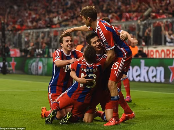Cùng thắng tưng bừng, Bayern và Barca vào bán kết Champions League ảnh 1