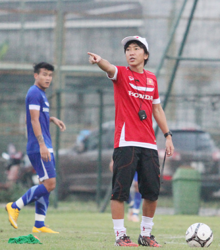 HLV Miura khiến học trò hết hơi, Công Phượng tích cực ghi điểm ảnh 3