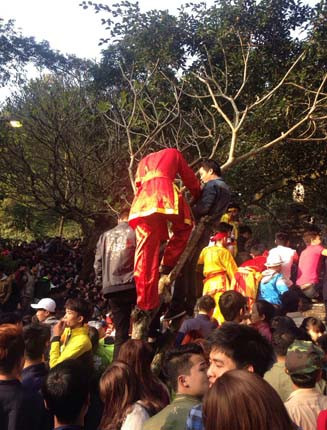 Lễ hội Gióng diễn ra bình yên, vui vẻ ảnh 8 Lễ hội Gióng diễn ra bình yên, vui vẻ ảnh 8