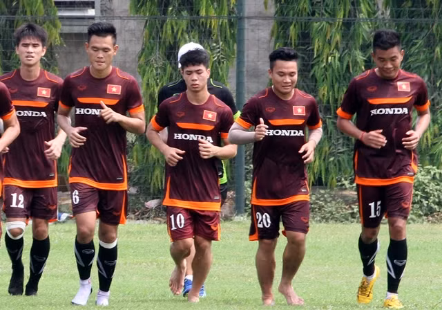 Công Phượng đăm chiêu bên các đàn anh ở Đội tuyển Việt Nam ảnh 1