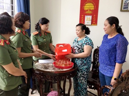 Hội phụ nữ CATP Hà Nội: Thăm hỏi các hội viên là thân nhân gia đình liệt sỹ ảnh 4 Hội phụ nữ CATP Hà Nội: Thăm hỏi các hội viên là thân nhân gia đình liệt sỹ ảnh 4
