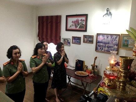 Hội phụ nữ CATP Hà Nội: Thăm hỏi các hội viên là thân nhân gia đình liệt sỹ ảnh 3 Hội phụ nữ CATP Hà Nội: Thăm hỏi các hội viên là thân nhân gia đình liệt sỹ ảnh 3
