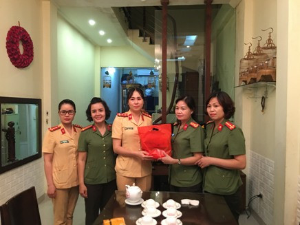 Hội phụ nữ CATP Hà Nội: Thăm hỏi các hội viên là thân nhân gia đình liệt sỹ ảnh 2 Hội phụ nữ CATP Hà Nội: Thăm hỏi các hội viên là thân nhân gia đình liệt sỹ ảnh 2