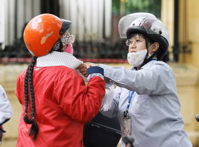 Chùm ảnh: Người Hà Nội co ro trong gió lạnh đầu mùa ảnh 14