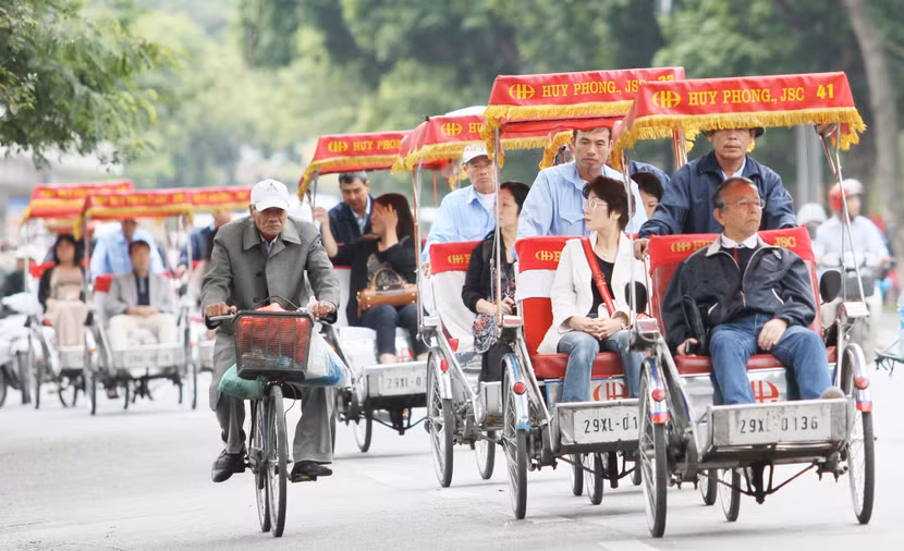 Chùm ảnh: Người Hà Nội co ro trong gió lạnh đầu mùa ảnh 10