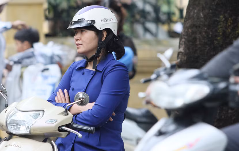 Chùm ảnh: Người Hà Nội co ro trong gió lạnh đầu mùa ảnh 13