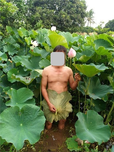 Lại "nóng mắt" với bộ ảnh đàn ông nude bên sen ảnh 2