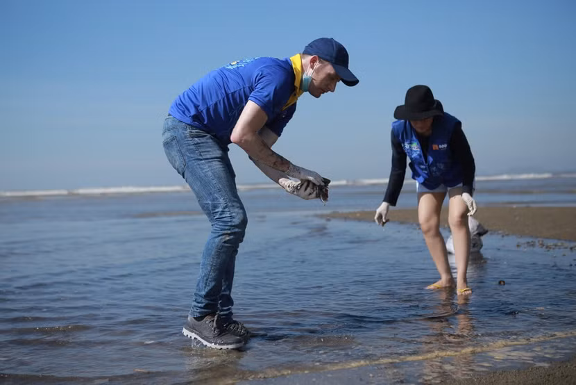 Thu Minh cùng hơn 1000 người nhặt rác ảnh 1