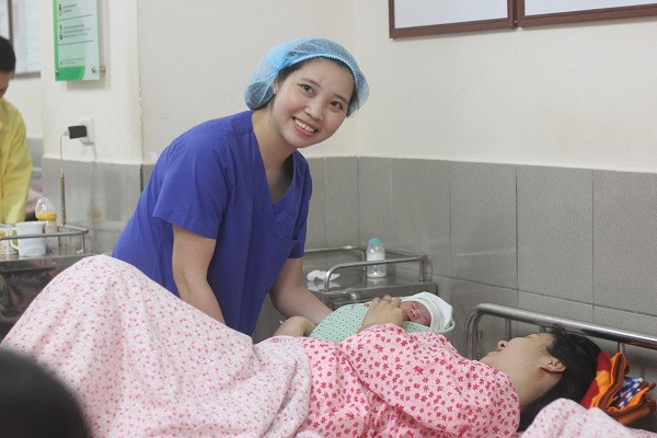 Những nỗi đau ám ảnh và nụ cười hạnh phúc của nữ bác sĩ sản khoa trẻ tuổi ảnh 1