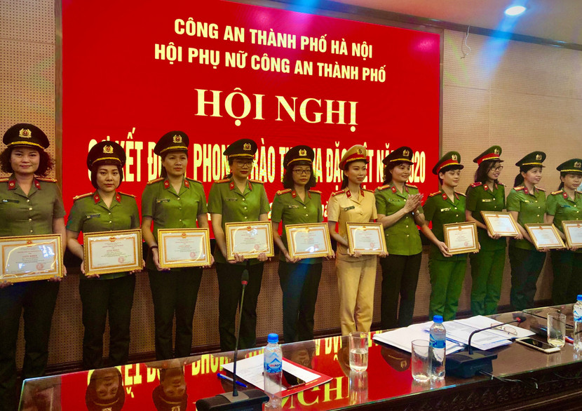 40 tập thể, cá nhân Hội Phụ nữ các cấp được CATP Hà Nội khen thưởng sơ kết đợt 1 Phong trào thi đua đặc biệt năm 2020 ảnh 1