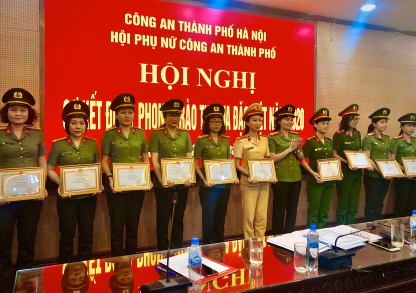 40 tập thể, cá nhân Hội Phụ nữ các cấp được CATP Hà Nội khen thưởng sơ kết đợt 1 Phong trào thi đua đặc biệt năm 2020 ảnh 1