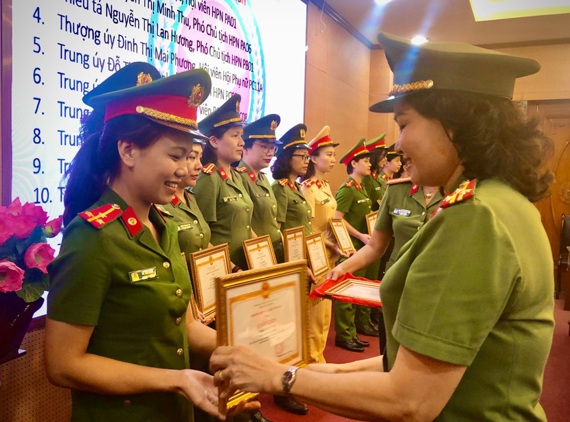 40 tập thể, cá nhân Hội Phụ nữ các cấp được CATP Hà Nội khen thưởng sơ kết đợt 1 Phong trào thi đua đặc biệt năm 2020 ảnh 2