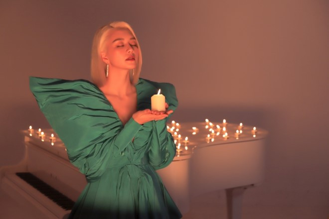 "Bạn gái tin đồn" của nhạc sĩ Phương Uyên ra MV suy tư về tình yêu ảnh 2