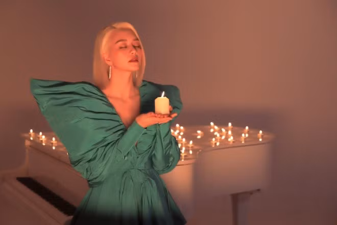 "Bạn gái tin đồn" của nhạc sĩ Phương Uyên ra MV suy tư về tình yêu ảnh 2