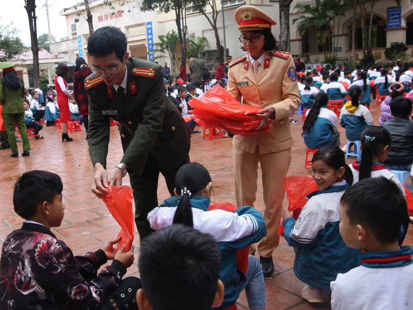 Hội Phụ nữ Công an Hà Nội và Cụm thi đua số 7 thăm, tặng quà các nạn nhân nhiễm chất độc da cam/dioxin ảnh 5
