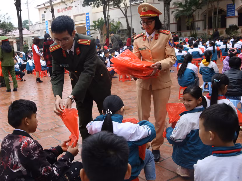 Hội Phụ nữ Công an Hà Nội và Cụm thi đua số 7 thăm, tặng quà các nạn nhân nhiễm chất độc da cam/dioxin ảnh 5