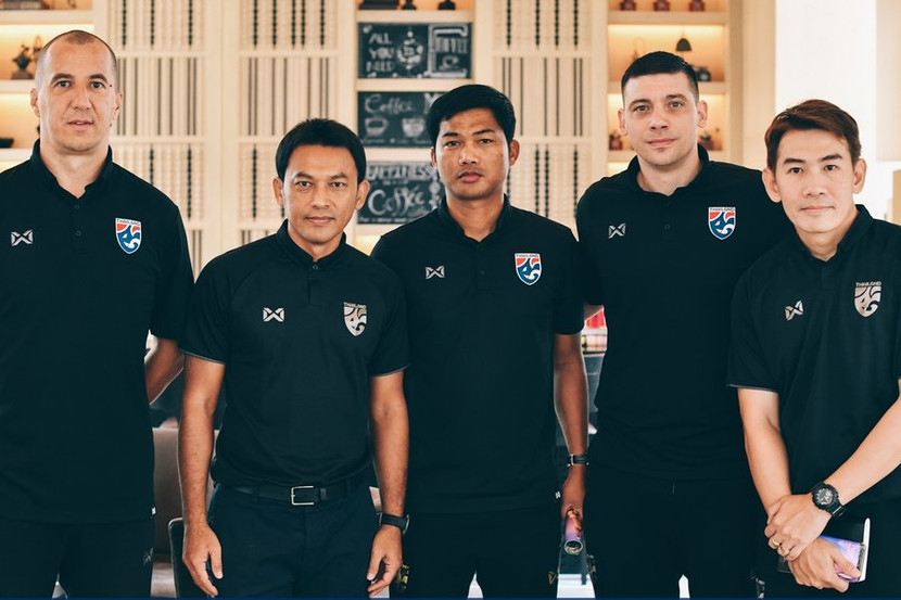 HLV Thái Lan lùa học trò ra sân tập ngay ngày đầu tập trung ảnh 2 HLV Thái Lan lùa học trò ra sân tập ngay ngày đầu tập trung ảnh 2