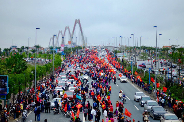 U23 Việt Nam đang diễu hành trên đường phố Hà Nội ảnh 4