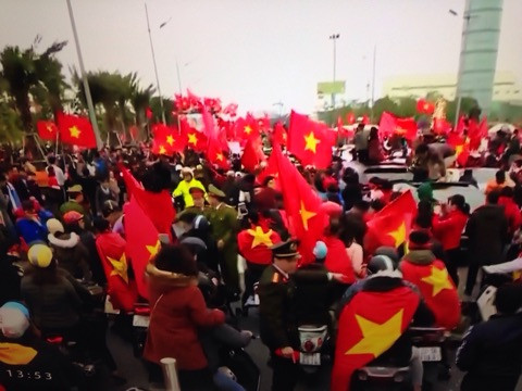 U23 Việt Nam đang diễu hành trên đường phố Hà Nội ảnh 5