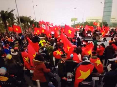 U23 Việt Nam đang diễu hành trên đường phố Hà Nội ảnh 5