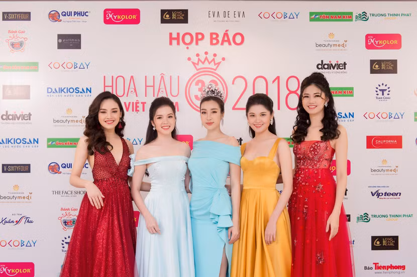 Thí sinh "Hoa hậu Việt Nam" trải nghiệm việc... bán vé số dạo ảnh 2