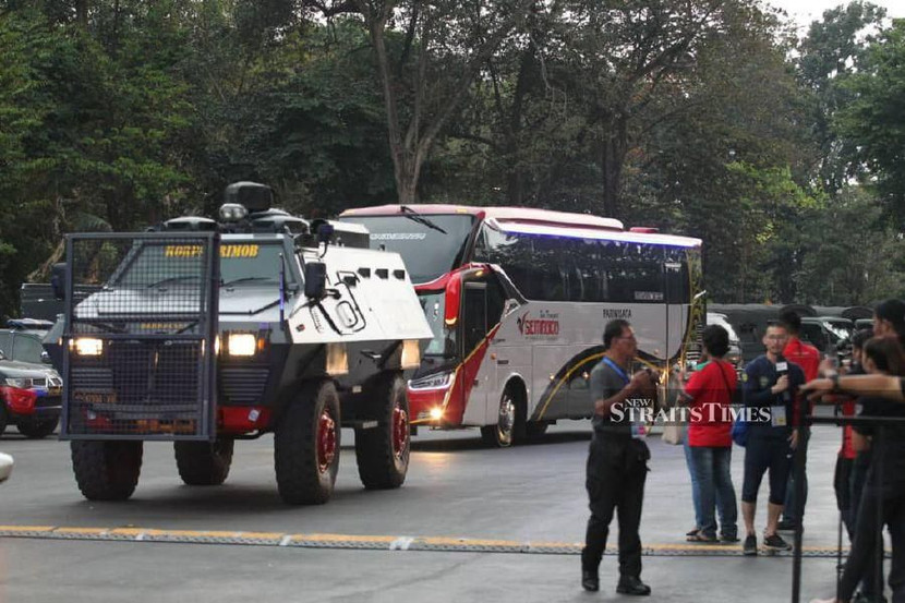 Cổ động viên Indonesia làm loạn, cầu thủ Malaysia rời "chảo lửa" Bung Karno bằng xe bọc thép ảnh 5