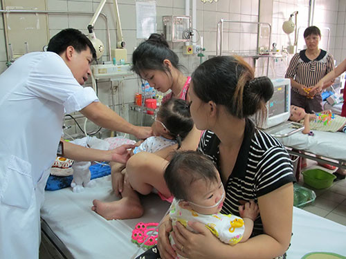 Trẻ em ồ ạt đổ bệnh vì thời tiết chuyển mùa ảnh 1