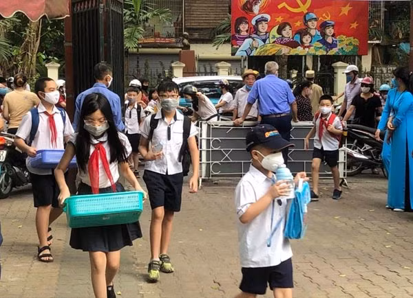 Gần 2 triệu học sinh Hà Nội chính thức trở lại trường học ảnh 1
