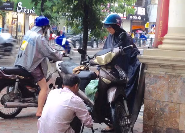 Mưa lớn đầu giờ sáng, nhiều tuyến phố bị ngập, người Hà Nội bì bõm tới công sở ảnh 6