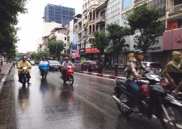 Mưa lớn đầu giờ sáng, nhiều tuyến phố bị ngập, người Hà Nội bì bõm tới công sở ảnh 8