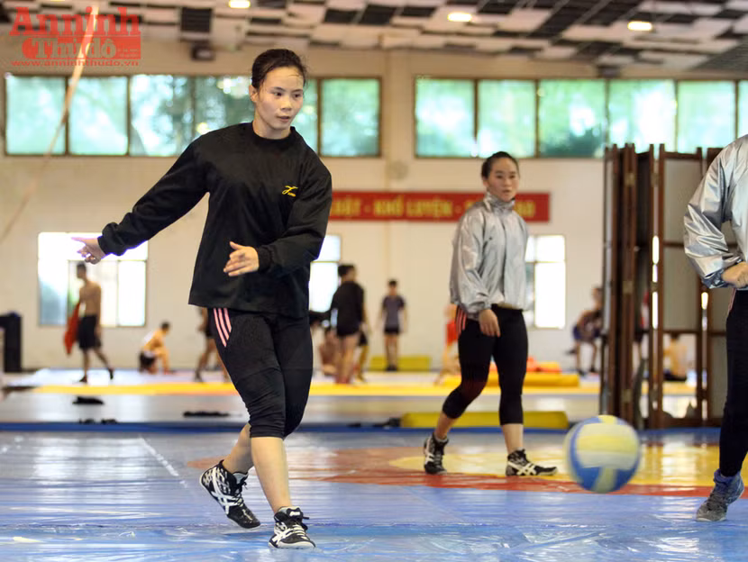 Xem các nữ võ sỹ Việt... đá bóng để ép cân tới Olympic 2016 ảnh 11